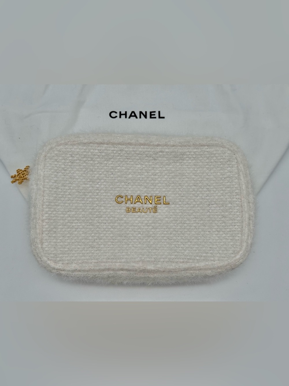 CHANEL Beauté Limited Edition Knit Cosmetic Pouch – Ivory